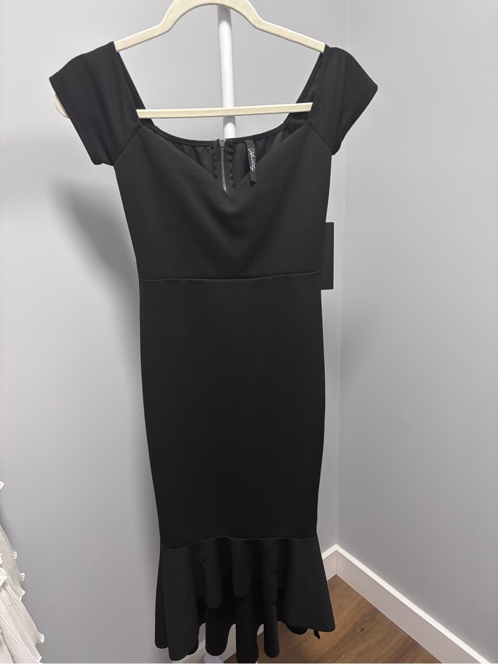 Elegant Black Cap-Sleeve Midi Dress with Flounce Hem